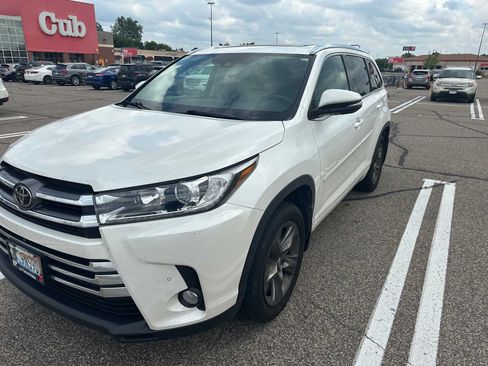 Used 2017 Toyota Highlander Limited Platinum AWD/4WD image 3