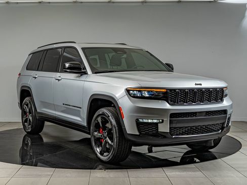 Used 2025 Jeep Grand Cherokee L Limited w/ Black Appearance Package AWD/4WD image 3