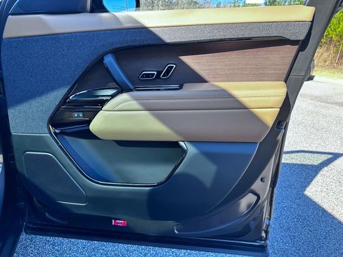 Used 2024 Land Rover Range Rover Sport SE image 39