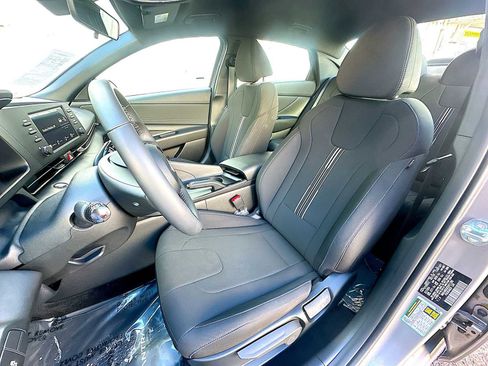 Used 2025 Hyundai Elantra Sport image 13