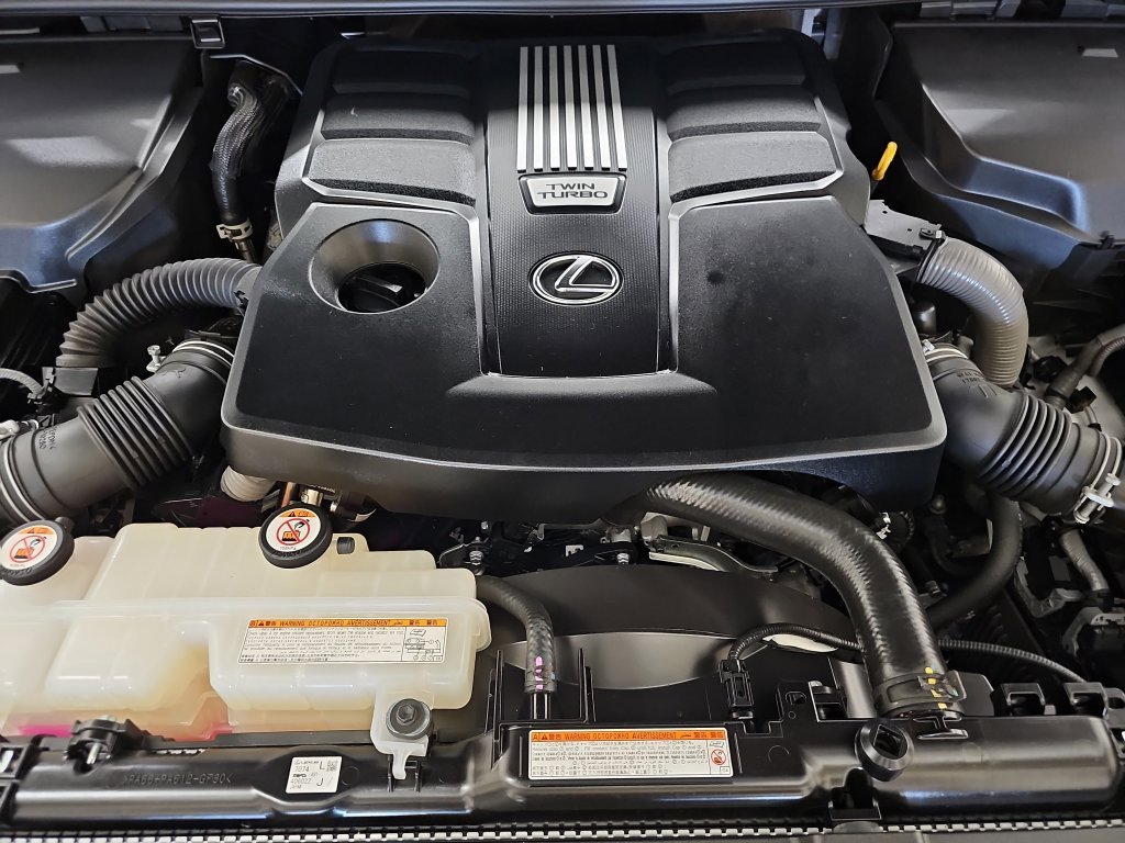 Used 2022 Lexus LX 600 4WD w/ Appearance Package image 34