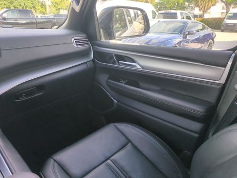 Used 2025 Jeep Wagoneer Series II AWD/4WD image 20