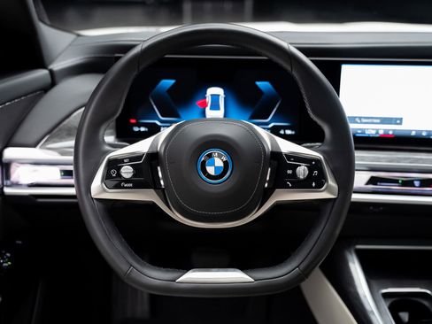 Used 2024 BMW i7 xDrive60 image 43