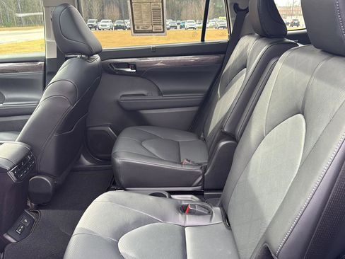 Used 2024 Toyota Highlander Platinum image 24