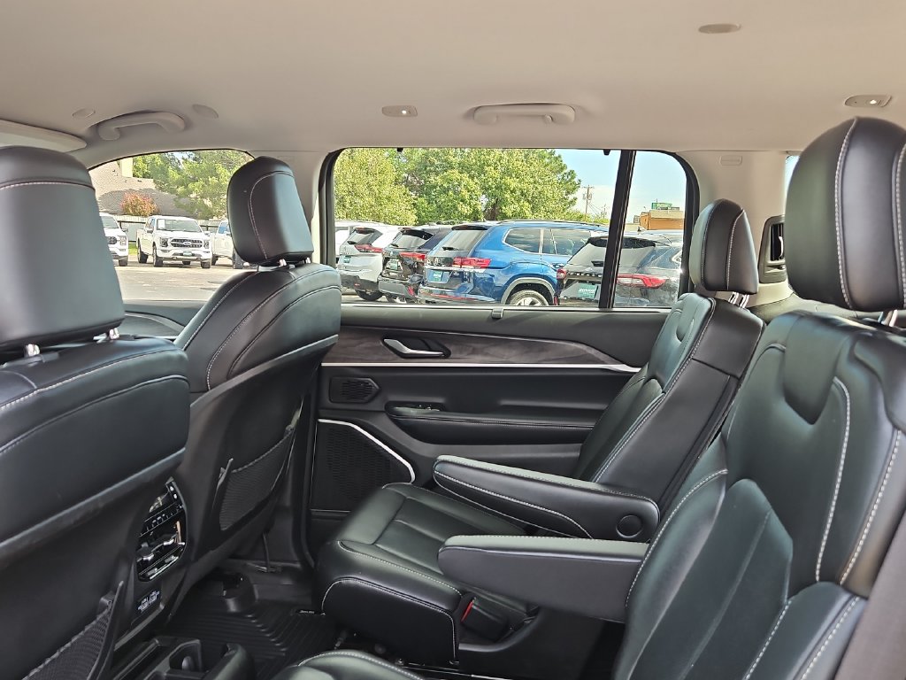 Used 2022 Jeep Grand Cherokee L Limited w/ Luxury Tech Group II RWD image 16