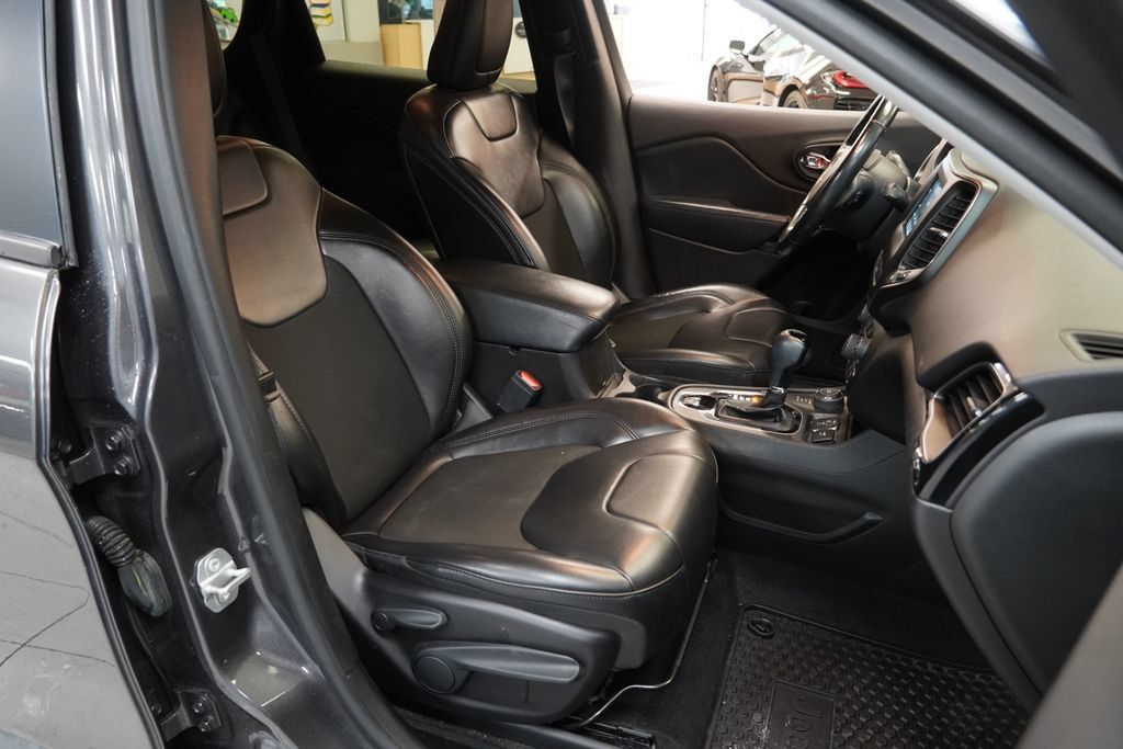 Used 2019 Jeep Cherokee Latitude Plus AWD/4WD image 23