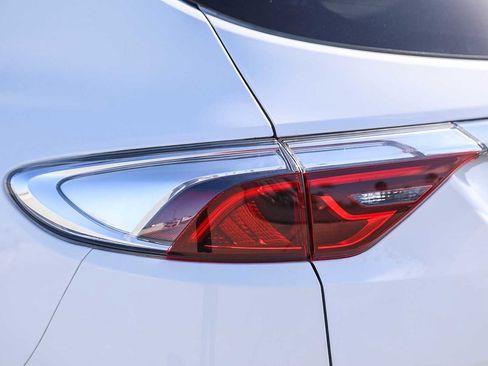 Used 2023 Buick Enclave Essence image 9