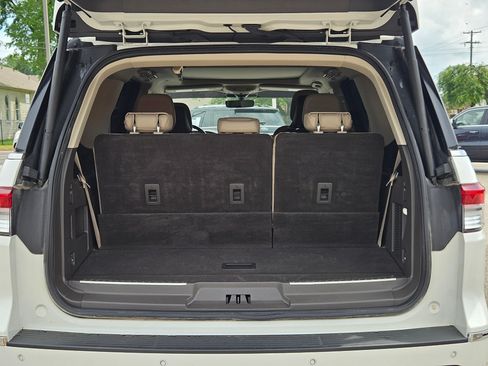Used 2023 Lincoln Navigator Reserve AWD/4WD image 9