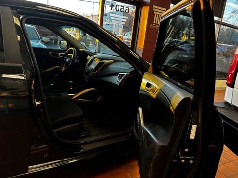 Used 2016 Hyundai Veloster image 28