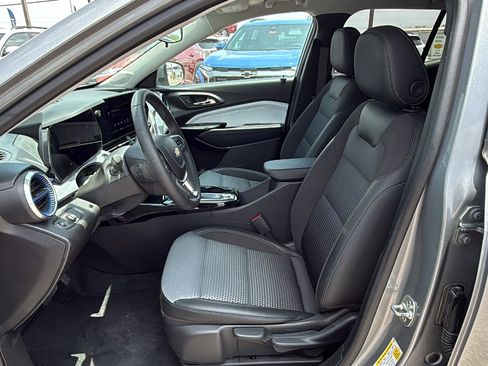 Used 2024 Chevrolet Trax LT w/ Driver Confidence Package FWD image 9