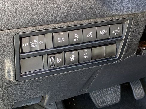 Used 2023 Toyota Tundra Limited image 17