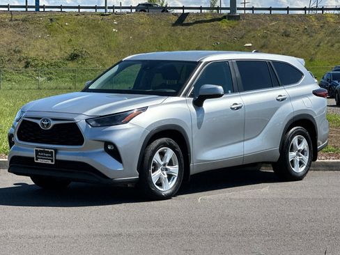 Used 2024 Toyota Highlander LE image 7