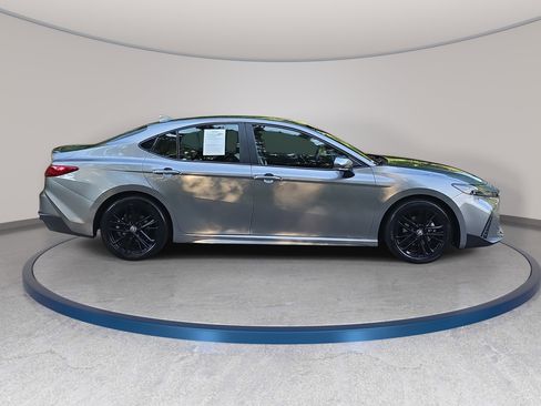 Used 2025 Toyota Camry SE w/ Convenience Package FWD image 4