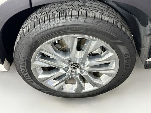 Used 2020 Toyota Highlander Limited image 11