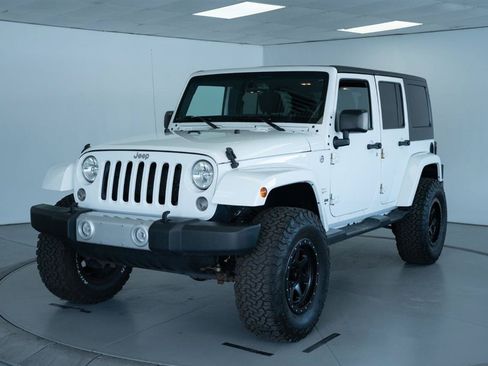Used 2015 Jeep Wrangler Unlimited Sahara w/ Connectivity Group AWD/4WD image 3