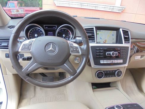 Used 2015 Mercedes-Benz GL 450 4MATIC w/ Lighting Package image 18