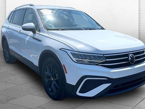 Used 2024 Volkswagen Tiguan SE FWD image 1