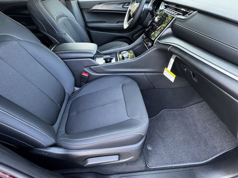 Used 2025 Jeep Grand Cherokee Laredo RWD image 15