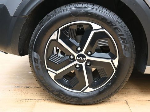 Used 2023 Kia Niro LX image 13