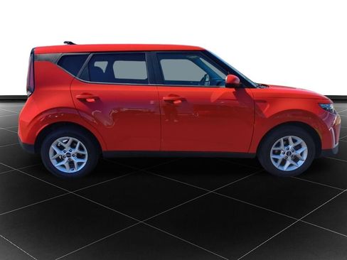 Used 2023 Kia Soul LX w/ LX Technology Package image 2