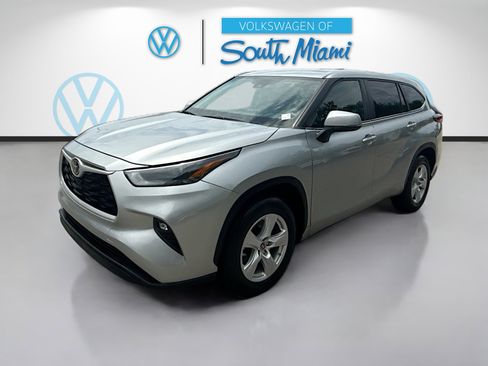 Used 2023 Toyota Highlander LE FWD image 3