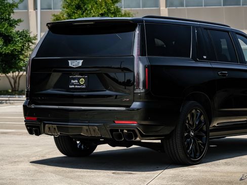 Used 2026 Cadillac Escalade ESV V w/ LPO, ONYX Package AWD/4WD image 19