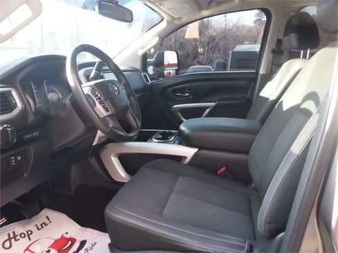 Used 2018 Nissan Titan SV w/ SV Convenience Package image 7