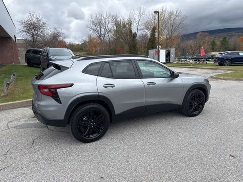 Used 2024 Chevrolet Trax ACTIV w/ Sunroof Package FWD image 11