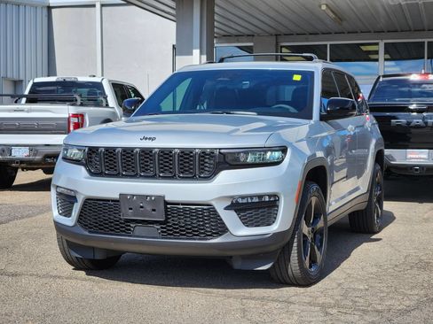 Used 2025 Jeep Grand Cherokee Limited w/ Black Appearance Package AWD/4WD image 4