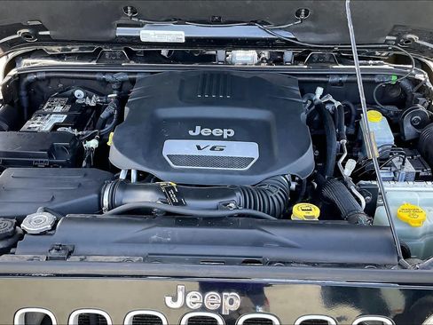 Used 2017 Jeep Wrangler Unlimited Sahara w/ Connectivity Group AWD/4WD image 9