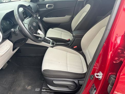 Used 2023 Hyundai Venue SEL FWD image 5