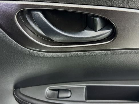 Used 2019 Nissan Rogue Sport S image 29