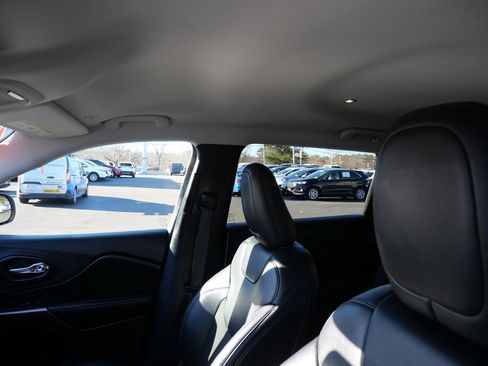 Used 2019 Jeep Cherokee Latitude Plus w/ Cold Weather Group image 11