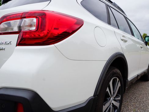 Used 2018 Subaru Outback 3.6R Limited AWD/4WD image 32