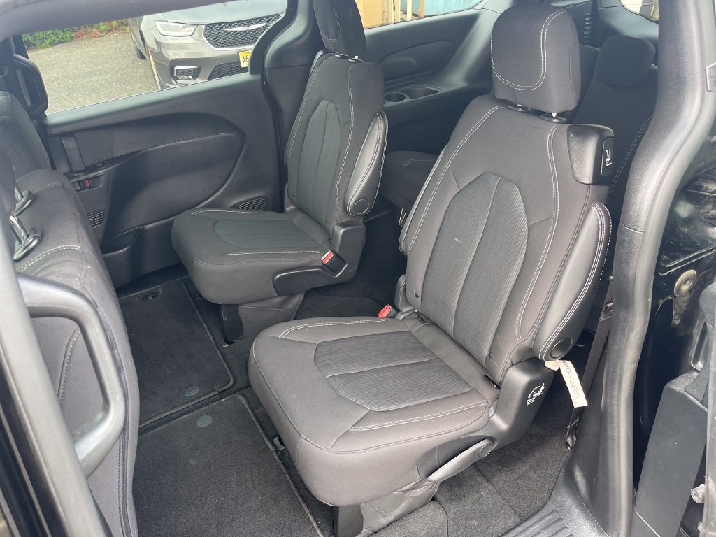 Used 2024 Chrysler Pacifica Touring FWD image 17