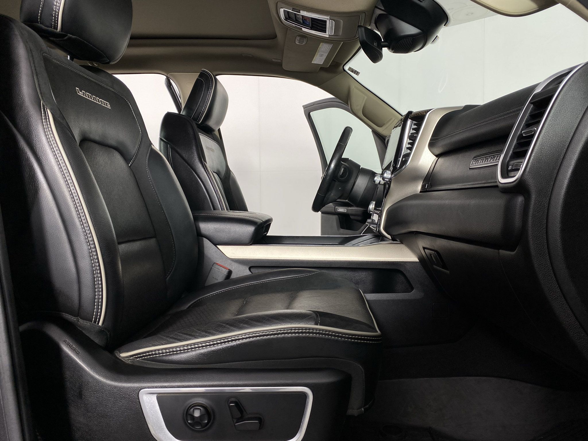 Used 2019 RAM 1500 Laramie AWD/4WD image 14