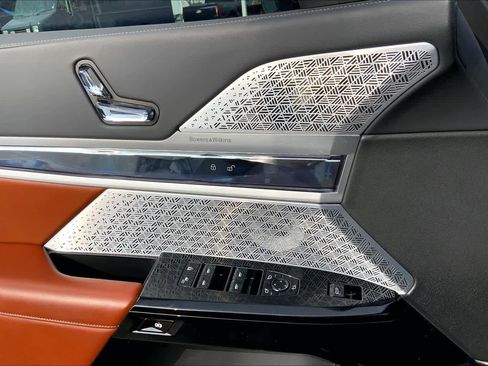 Used 2023 BMW 740i w/ Executive Package image 32