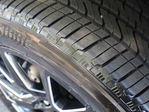 Used 2025 GMC Yukon Denali w/ Denali Reserve Package image 14