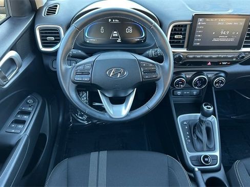 Used 2024 Hyundai Venue SEL image 16
