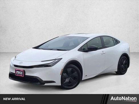 Used 2025 Toyota Prius LE image 1