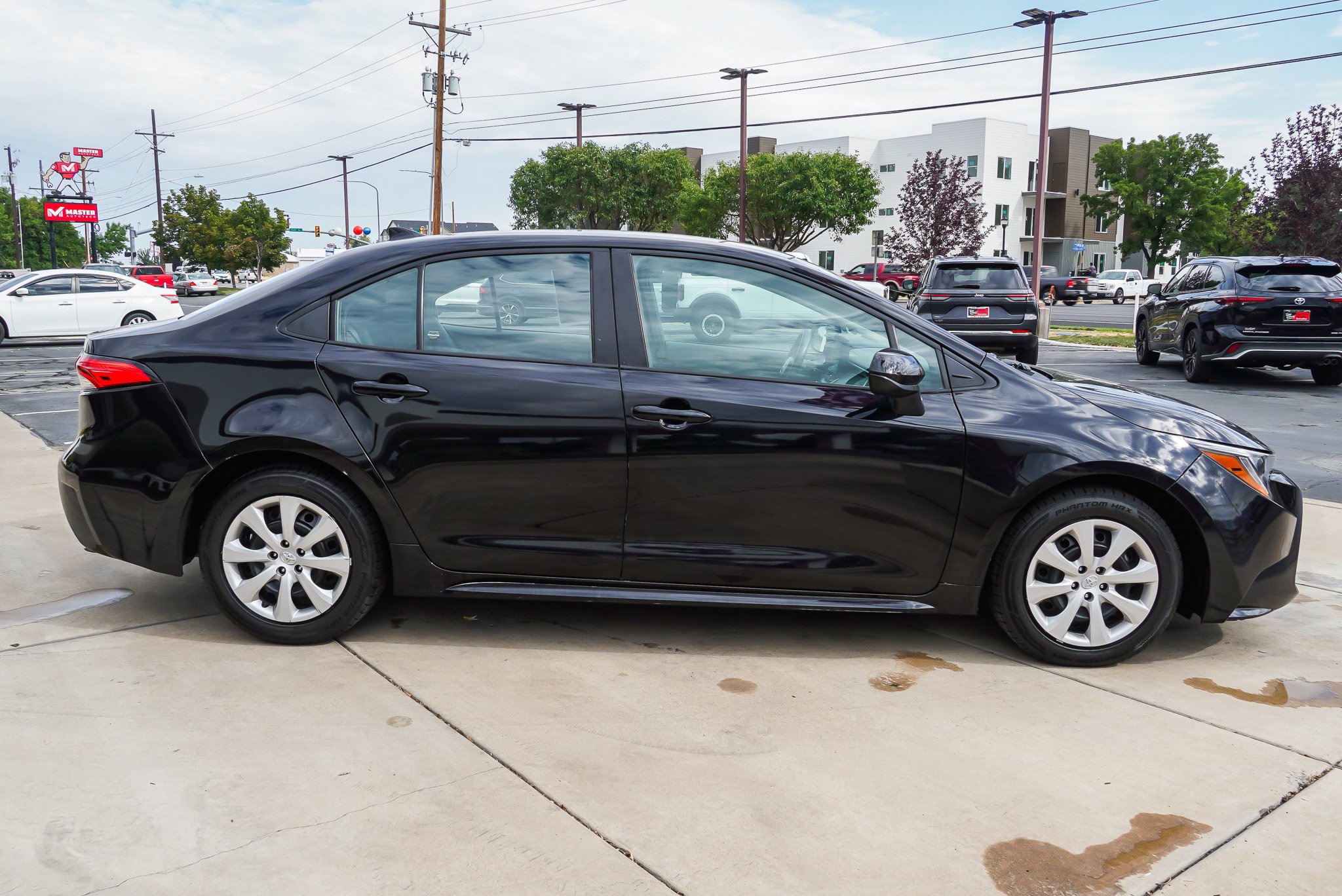 Used 2025 Toyota Corolla LE FWD image 9