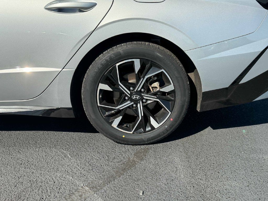 Used 2024 Nissan Altima 2.5 SV FWD image 13