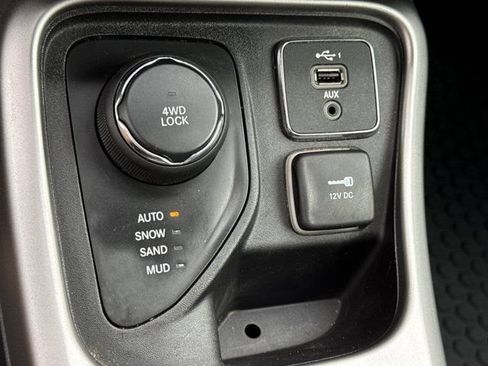 Used 2020 Jeep Compass Latitude w/ Cold Weather Group AWD/4WD image 32