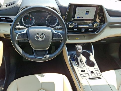 Used 2023 Toyota Highlander XLE AWD/4WD image 19