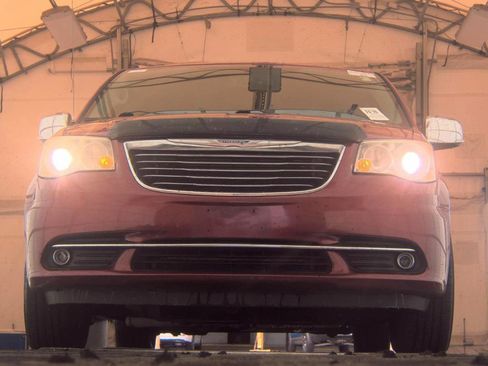 Used 2014 Chrysler Town & Country Limited w/ Luxury Group FWD image 3
