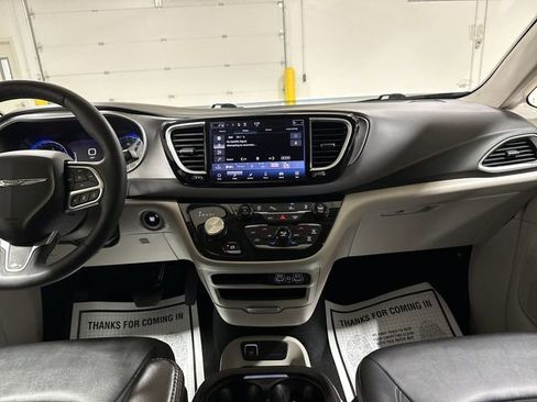Used 2024 Chrysler Pacifica Touring-L FWD image 10