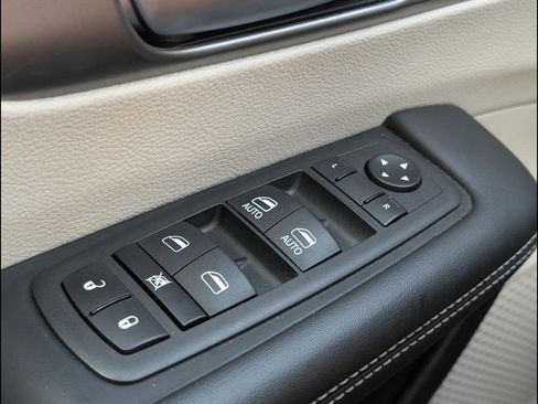 Used 2023 Chrysler Pacifica Touring-L FWD image 11