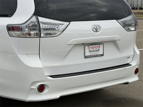 Used 2018 Toyota Sienna SE image 6
