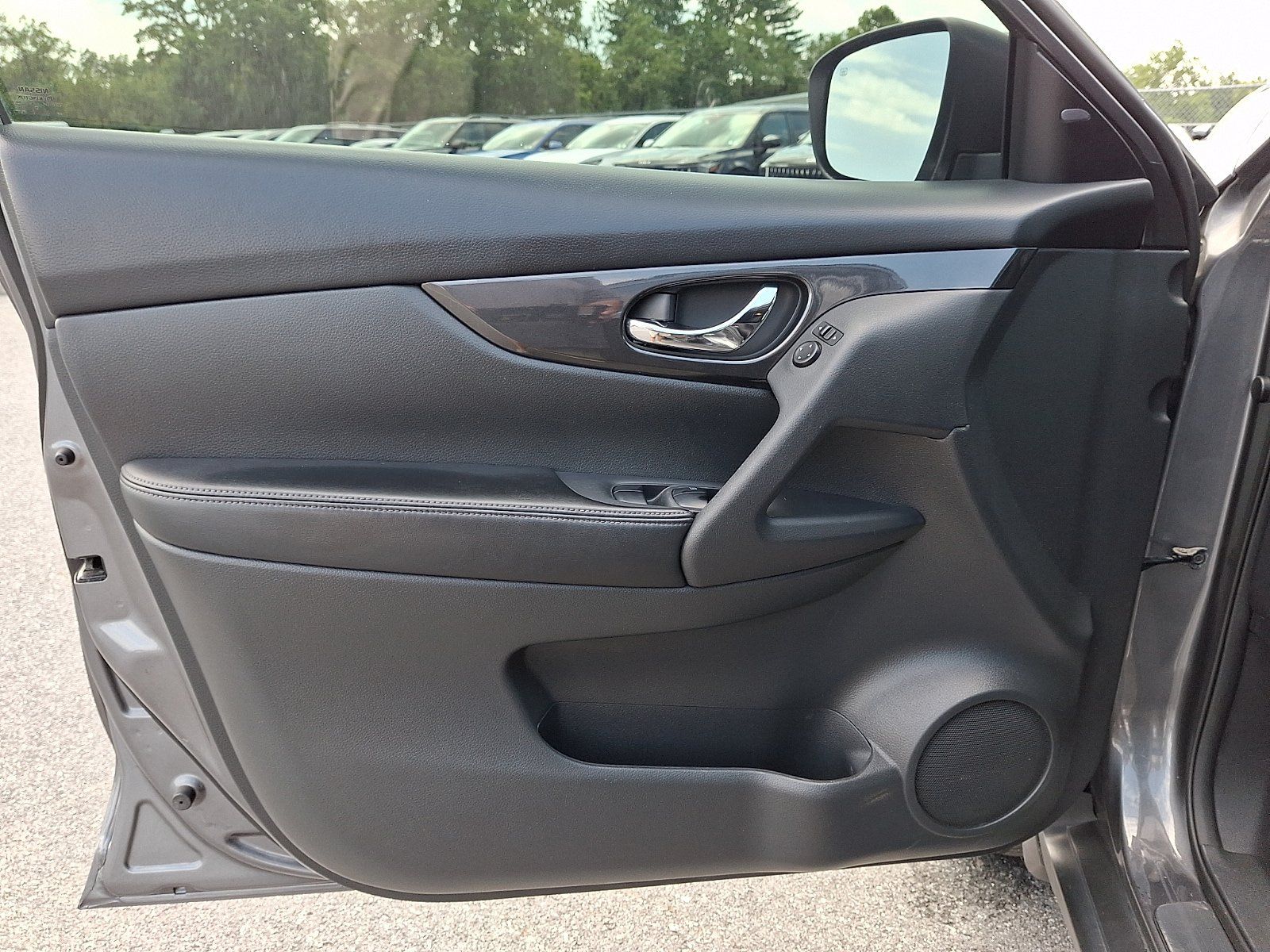 Used 2017 Nissan Rogue SV w/ Midnight Edition AWD/4WD image 13