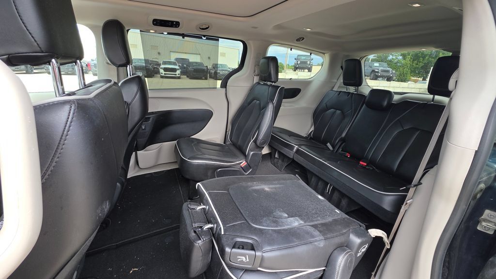Used 2023 Chrysler Pacifica Limited FWD image 13